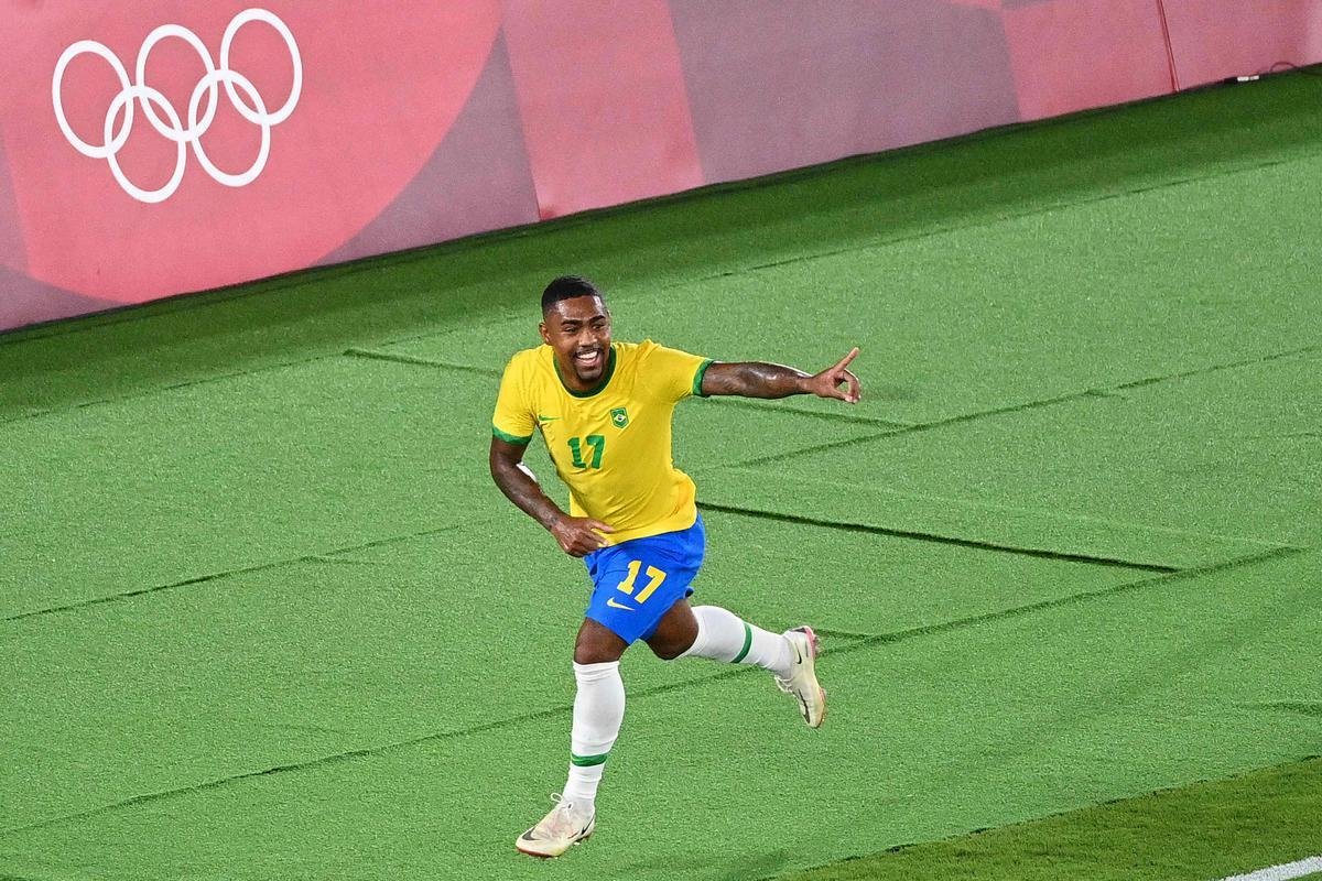 Fotos da festa dos jogadores brasileiros com a conquista da medalha de ouro em Tquio no futebol. Seleo  bicampe olmpica e de forma consecutiva