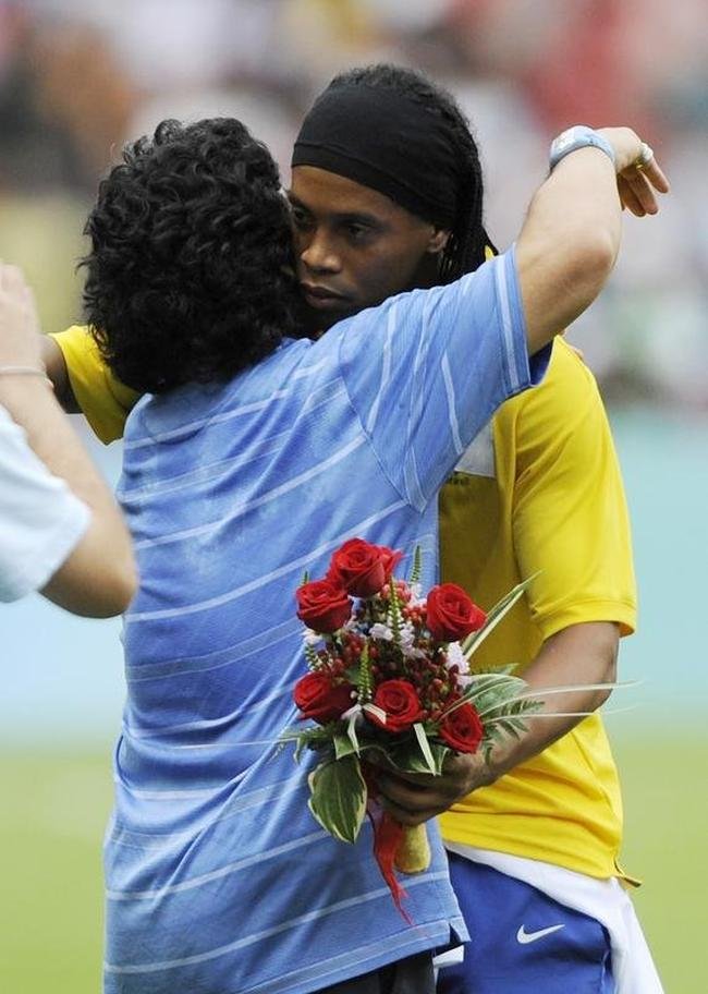 Grandes encontros de Maradona: astro argentino ao lado do brasileiro Ronaldinho Gacho, em 2008, durante os Jogos Olmpicos de Pequim
