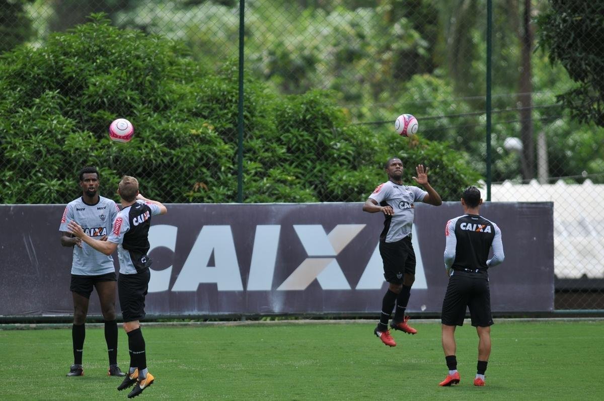 Manh desta sexta-feira foi agitada no Atltico com demisso de Oswaldo e coletiva do presidente