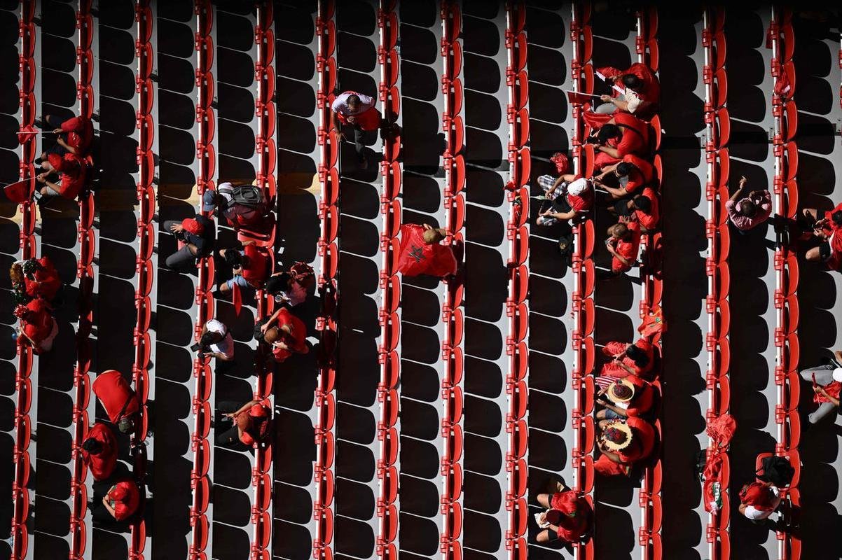 Torcedores de Marrocos e Crocia nas arquibancadas do Estdio Al-Bayt, em Al Khor 