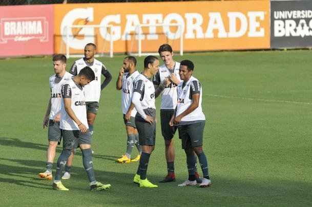 Levir Culpi foi apresentado pela diretoria na Cidade do Galo, enquanto os jogadores treinavam