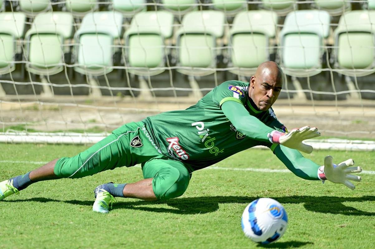 O Amrica realizou, nesta segunda-feira (28), o ltimo treino no CT Lanna Drumond, em Belo Horizonte, antes da viagem ao Paraguai para enfrentar o Guaran, pela Copa Libertadores.