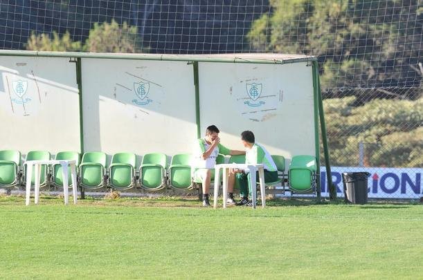 Depois de reunio com elenco e diretoria, Adilson Batista observou treino comandado por Drubscky no Amrica