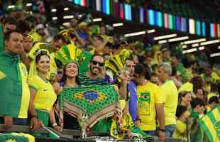 Fotos das torcidas de Brasil e Crocia no Estdio da Educao, em Al-Rayyan, no Catar, em duelo pelas quartas de final da Copa do Mundo