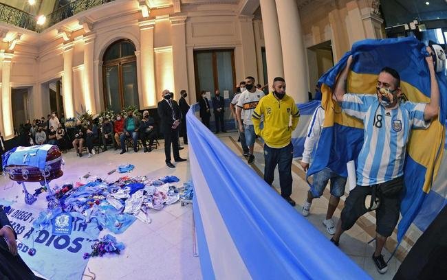 Velrio de Diego Armando Maradona na Casa Rosada, sede do governo argentino, em Buenos Aires. Ao longo desta quinta-feira (26/11), despedida dos fs rendeu imagens marcantes: choro, homenagens e at rivais se consolando pela partida do dolo. Maradona morreu aos 60 anos aps uma parada cardiorrespiratria.