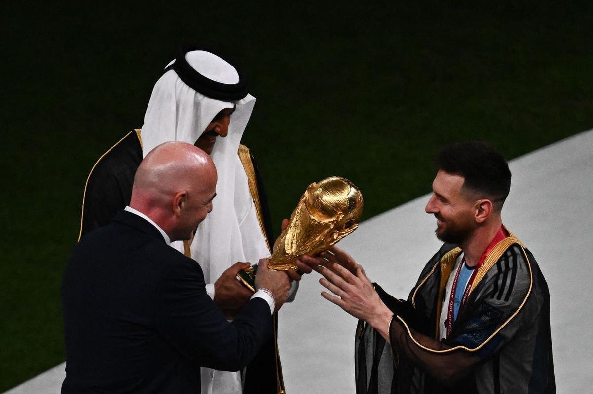 Messi ergue a taa de campeo da Copa do Mundo! Festa da Argentina no Estdio Icnico de Lusail, no Catar, com o tricampeonato mundial