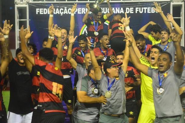 Aps um 2 a 2 no tempo normal, Tlio defendeu o pnalti de Carlo e ajudou o Sport a vencer a disputa na marca da cal por 5 a 4
