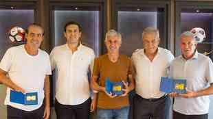 Batista, Burrochaga e técnico Carlos Bilardo recebem honraria da Conmebol