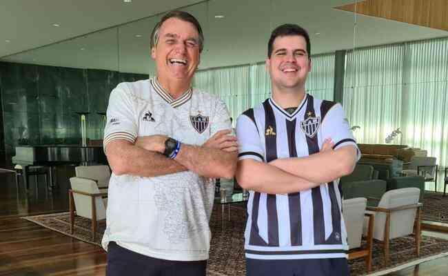 Presidente Jair Bolsonaro foi presenteado pelo deputado Bruno Engler com a camisa do Atlético
