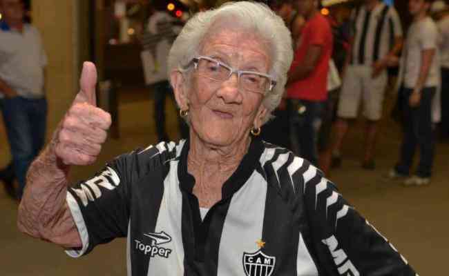 Ana Cândida de Oliveira Marques tinha 101 anos e era popularmente conhecida como 'Vovó do Galo'