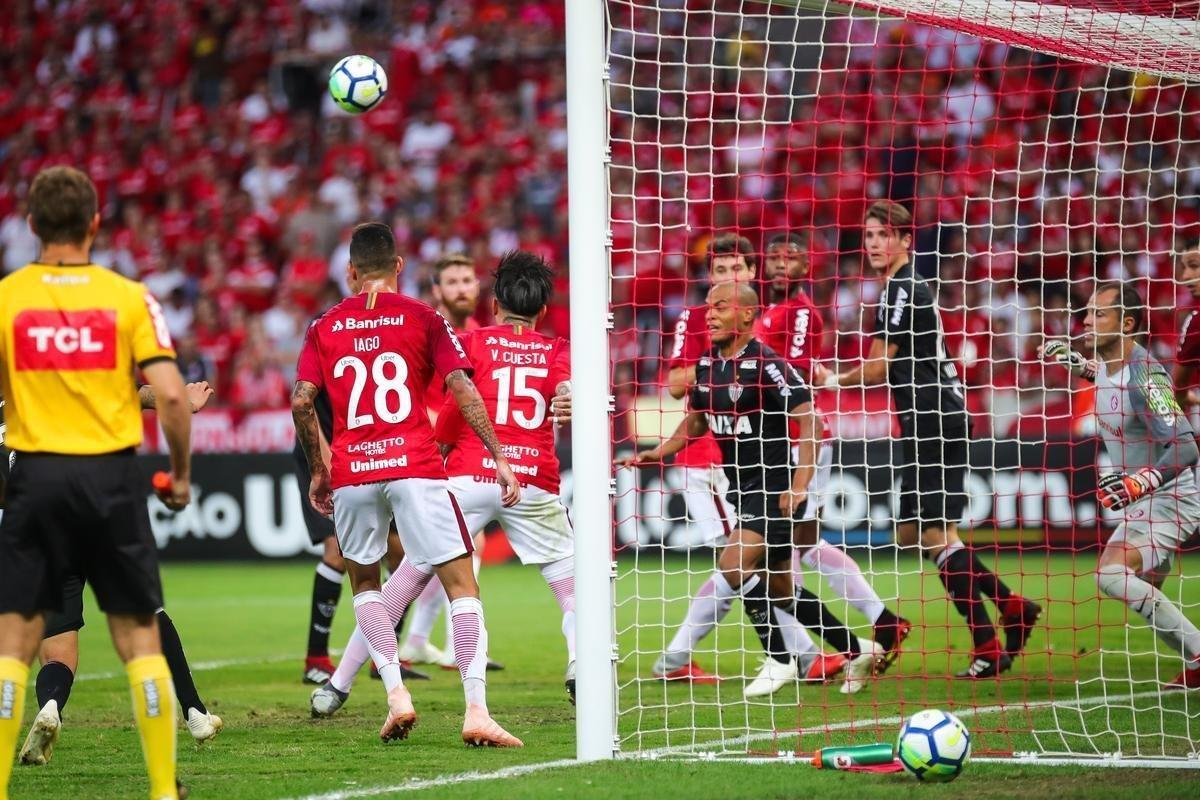 Galo derrotou Internacional no Beira-Rio com gols de Cazares e Terans; D'Alessandro descontou de pnalti