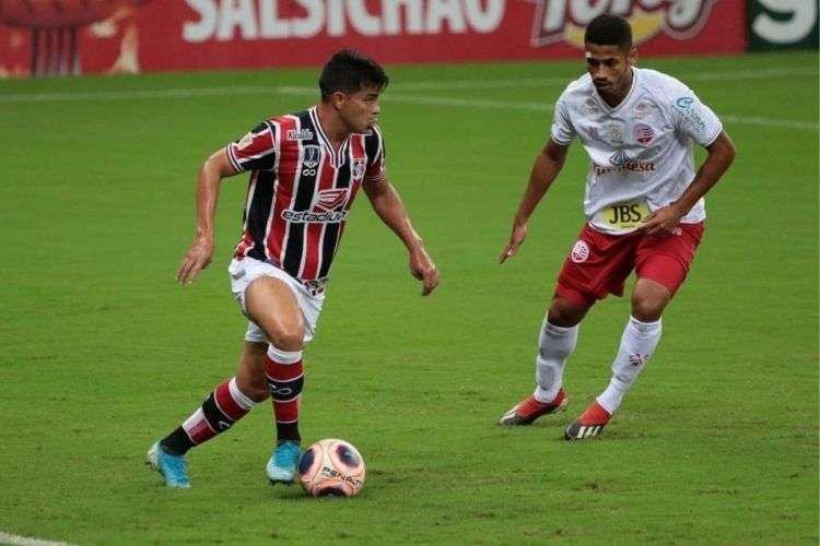 Derlis Alegre (atacante) - Paraguaio, Derlis foi outro que no mostrou a que veio. Com apenas cinco jogos, todos aps o retorno das atividades, ele rescindiu com o Santa para retornar ao Paraguai