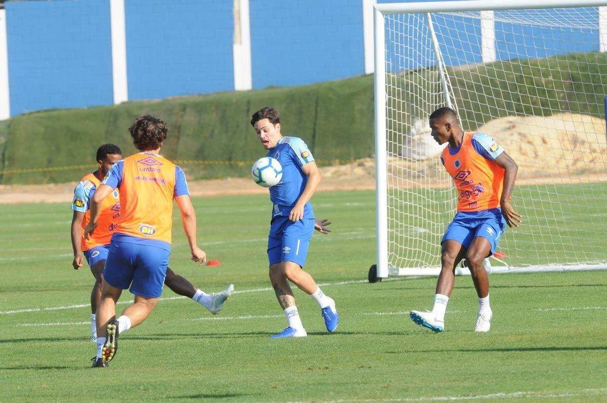 Cruzeiro fez nesta segunda-feira  tarde, na Toca da Raposa II, o ltimo treino em Belo Horizonte antes da partida contra o Internacional, quarta, no Beira-Rio, pela semifinal da Copa do Brasil. O tcnico Rogrio Ceni deve escalar Fbio; Edilson, Ded, Fabrcio Bruno (Leo) e Egdio (Dod); Henrique e Robinho; Marquinhos Gabriel; Thiago Neves e David; Pedro Rocha. Servindo  Seleo Colombiana, Orejuela est fora do jogo.