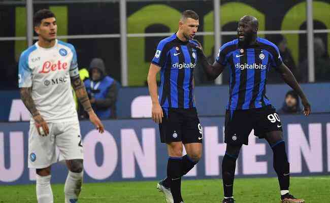 Dzeko e Lukaku comemoram gol que deu a vitria  Inter de Milo na partida contra a Napoli, pelo Campeonato Italiano