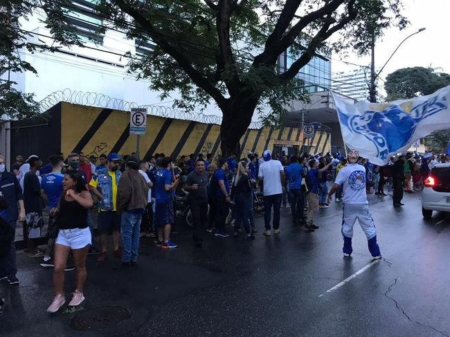 Torcida do Cruzeiro durante votao de mudana do Estatuto do clube. Assembleia geral autorizou venda de at 90% das aes da SAF para investidores. Houve festa dos cruzeirenses no Parque Esportivo do Barro Preto, em BH, devido  possibilidade de chegada de recursos para tornar futebol mais competitivo a partir de 2022.