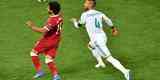 Salah, do Liverpool, sofreu falta de Sergio Ramos, machucou ombro esquerdo e deixou a final no primeiro tempo