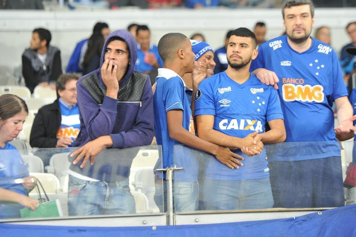 Torcida do Cruzeiro encarou frio e crise de abastecimento para apoiar o time contra o Palmeiras, no Mineiro