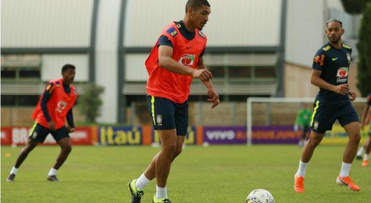 Adryelson durante treinamento para o torneio de Toulon em 2019. O zagueiro fez apenas um jogo na competio.