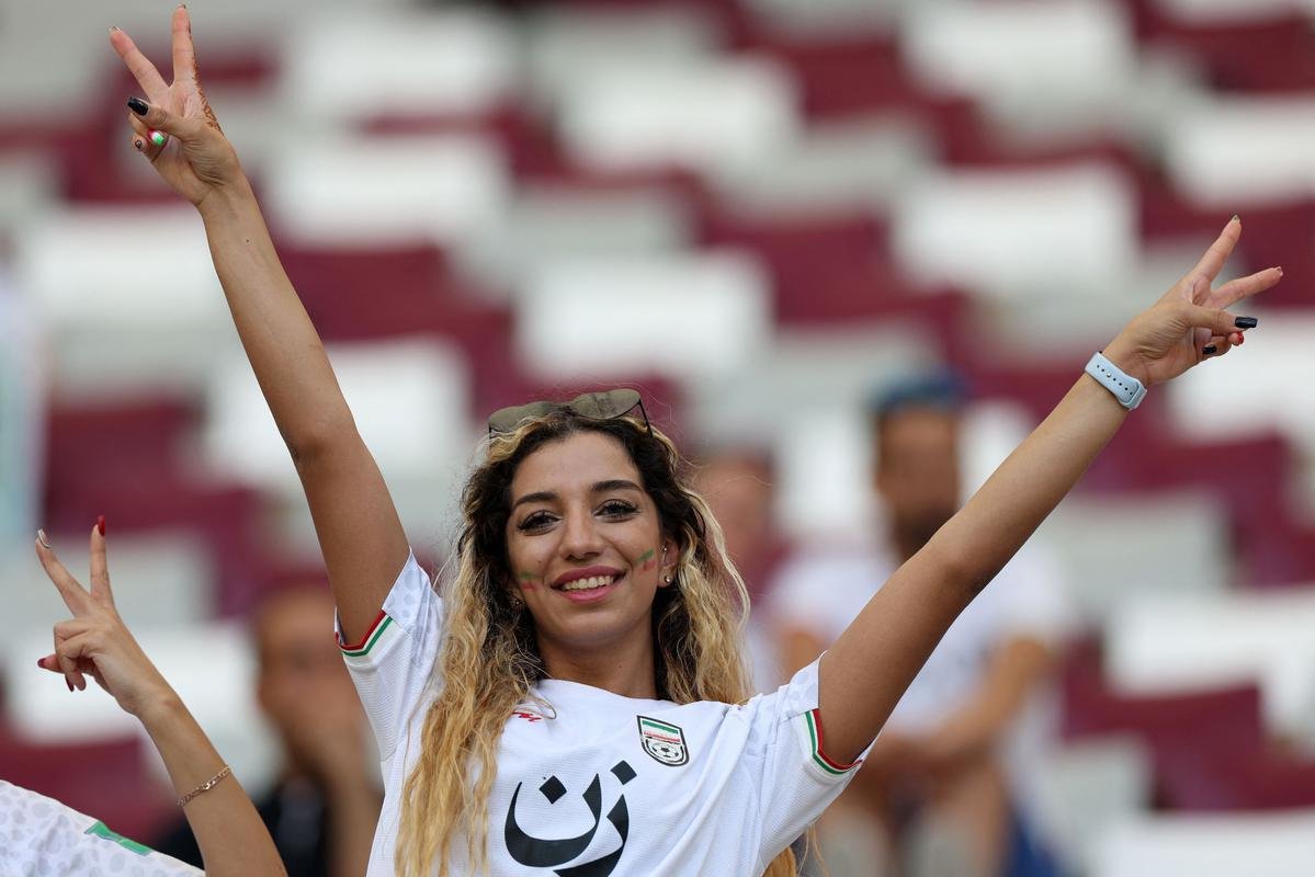 Os torcedores de Inglaterra e Ir no primeiro jogo do Grupo B na Copa do Mundo.