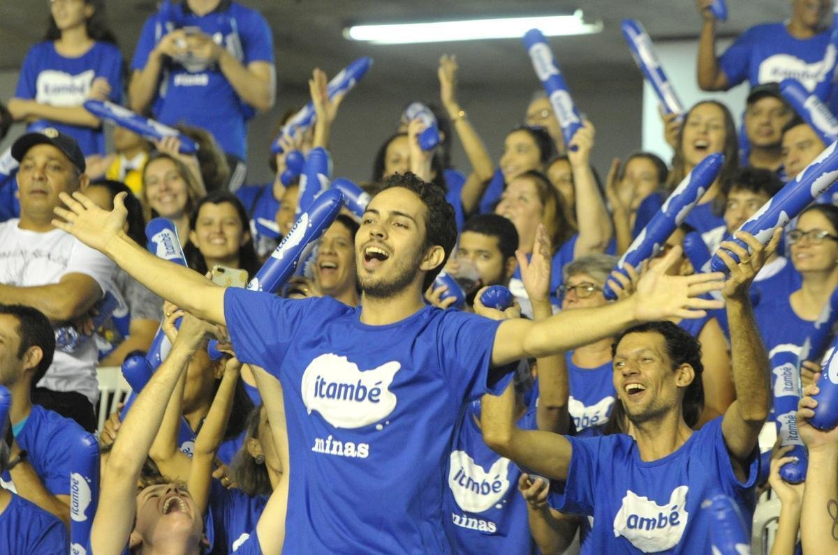 Veja fotos das torcidas na deciso da Superliga Feminina no Mineirinho