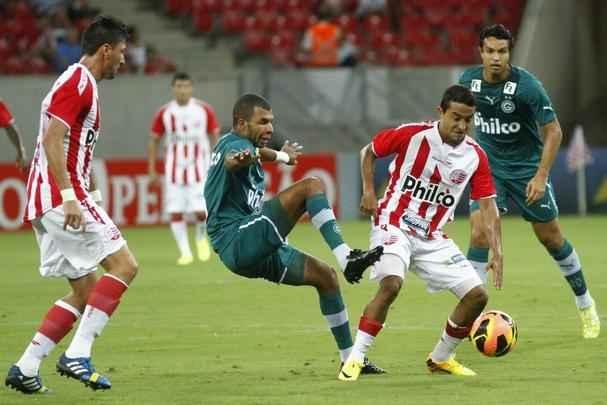 Ele foi outro dos reforos gringos que chegou para guiar o Nutico na Sul-Americana de 2013. E pode-se dizer que foi o que mais rendeu entre os forasteiros: Pea foi o que precisou de menos tempo para entrar em forma, e conseguiu ser importante em algumas partidas, apesar de no contar com a boa vontade da maioria dos treinadores que passaram pelo Timbu no ano. Na reta final da Srie A, quando o rebaixamento alvirrubro j estava praticamente consumado, ele conseguiu mostrar alguns lampejos de bom futebol. Nada suficiente, no entanto, para criar na torcida um clamor pela sua permanncia.