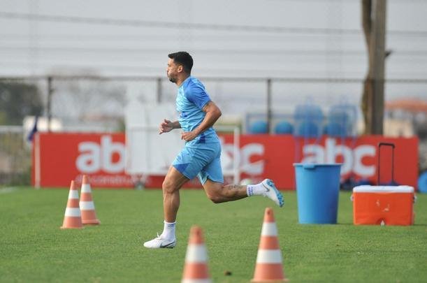 Lateral-direito Edilson fez trabalhos fsicos  parte nesta sexta-feira, na Toca da Raposa II