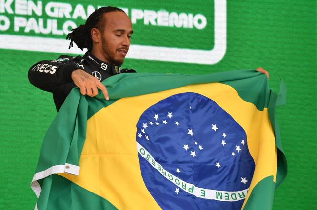 Lewis Hamilton vence GP de São Paulo de Fórmula 1 e repete gesto de Ayrton Senna ao carregar bandeira do Brasil na pista e no pódio