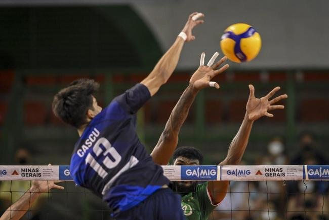 Cruzeiro se garantiu na decis�o do Sul-Americano de V�lei ao bater os argentinos do Policial Voley por 3 sets a 0, neste s�bado (5), no Gin�sio do Riacho, em Contagem. As parciais foram de 25/20, 29/27 e 25/16