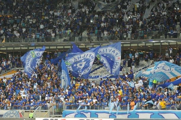 Torcida cruzeirense encarou engarrafamento, chegou atrasada, mas compareceu em bom nmero