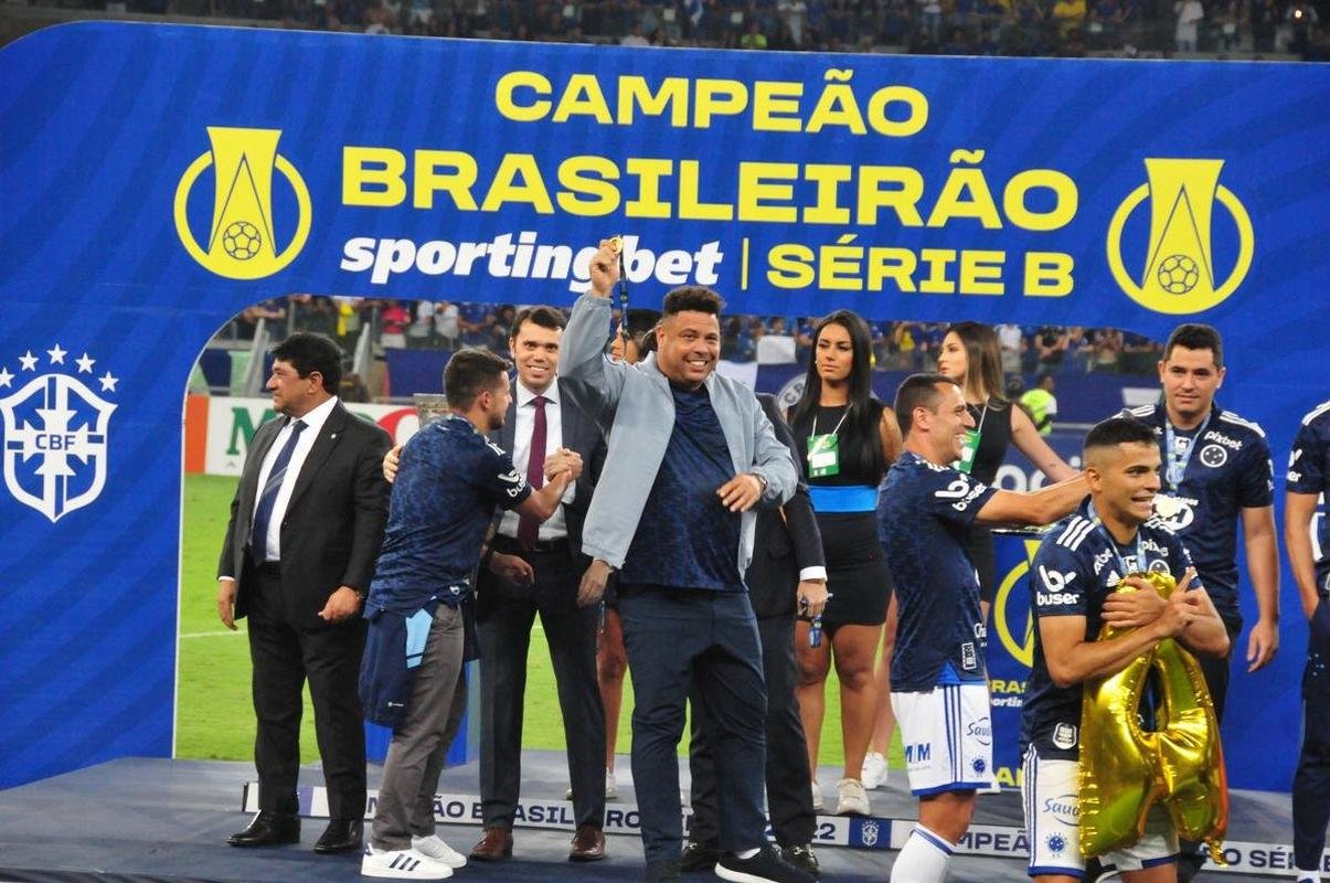 Cruzeiro levanta a taa da Srie B e faz festa no Mineiro