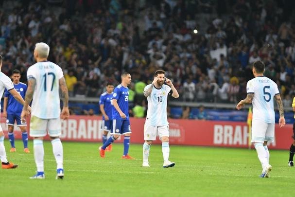 Fotos do empate por 1 a 1 entre Argentina e Paraguai, no Mineiro, pela Copa Amrica
