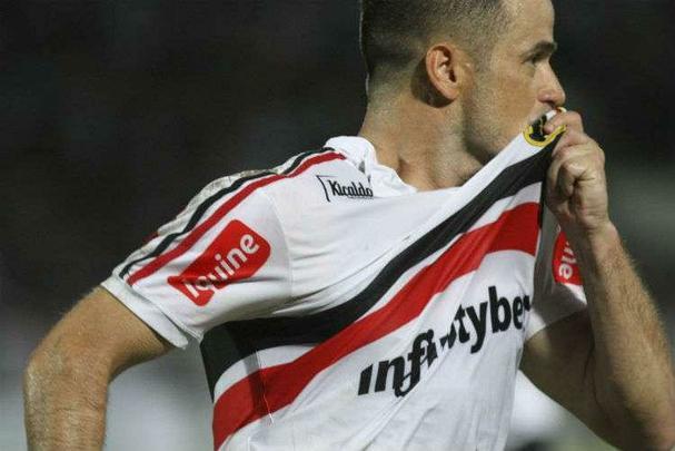 Contra o Globo-RN, em Natal, Pipico decidiu nos minutos finais para o Santa, fazendo dois gols e evitando a derrota do Tricolor