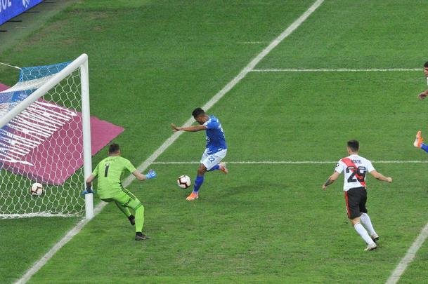 Fotos do primeiro tempo do duelo entre Cruzeiro e River Plate, no Mineiro, pelas oitavas de final da Copa Libertadores 2019
