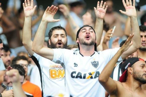 Fotos das torcidas de Cruzeiro e Atltico no Mineiro