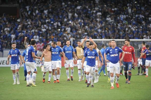 Aliviados com a classificao, jogadores do Cruzeiro fizeram festa com a torcida, no Mineiro