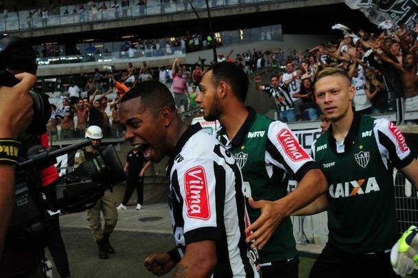 Robinho ainda comemorou com os companheiros