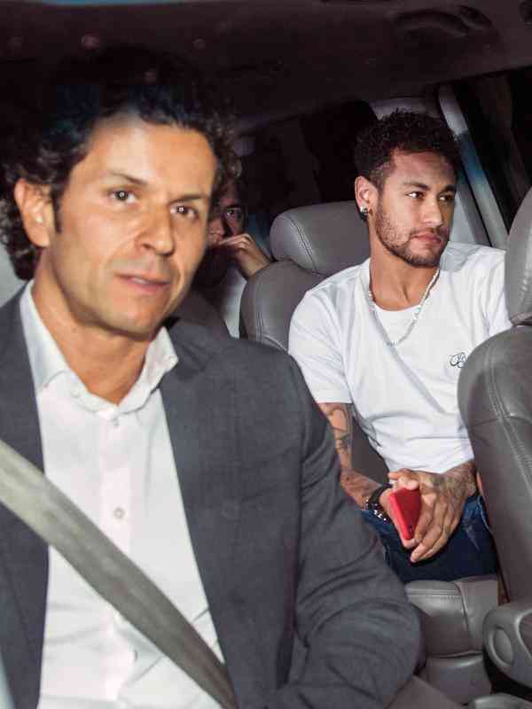 Neymar chegou ao Hospital Mater Dei, na Regio Centro-Sul de Belo Horizonte, na noite desta sexta-feira