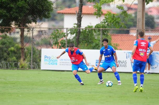 Com presena da torcida, Cruzeiro seguiu preparao para jogo contra o Fluminense, no Mineiro. Nesta sexta, Mano definiu Lucas Silva como substituto de Henrique, suspenso. O zagueiro Leo treinou normalmente aps se recuperar de leso e ser relacionado. 