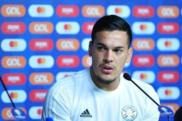 Tcnicos de Argentina e Paraguai, juntos de um jogador de cada equipe, em entrevista no Mineiro