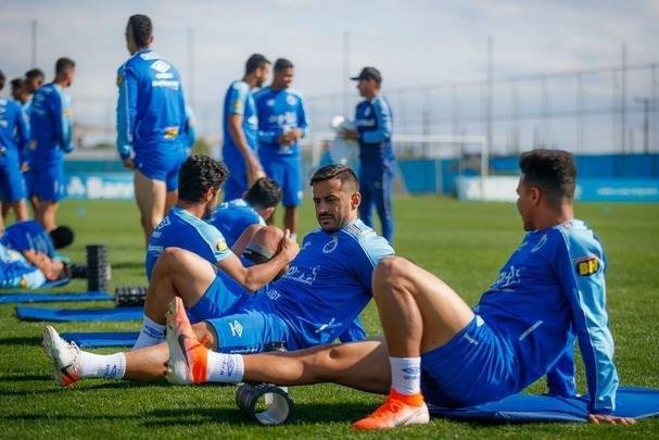 Cruzeiro treinou nesta tera-feira no CT do Grmio, em Porto Alegre, e concluiu a preparao para o duelo com o Internacional, no Beira-Rio, pela semifinal da Copa do Brasil. Time precisa de vitria por dois gols de diferena para ir  final. Se vencer por um gol de vantagem, a deciso ser nos pnaltis. Rogrio Ceni deve escalar o time com Fbio; Edilson, Ded (Fabrcio Bruno), Leo e Dod; Henrique e Robinho; Marquinhos Gabriel, Thiago Neves e David; Pedro Rocha.