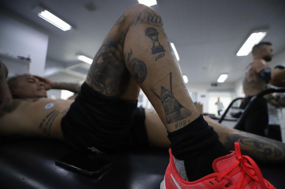 Nesta tera-feira (18), o Atltico realizou o segundo dia de trabalhos na pr-temporada 2022. Novamente com trabalhos fsicos, os atletas fizeram atividades na academia e tambm de corrida nos campos da Cidade do Galo, em Vespasiano. Ausncia, o atacante Jefferson Savarino busca solucionar burocracias para retornar da Venezuela e se juntar ao grupo alvinegro.