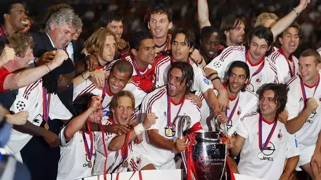Rivaldo foi campeo da Liga dos Campees pelo Milan na temporada 2002/03. Poucos meses depois, assinou com o Cruzeiro, mas ficou pouco tempo: apenas dez jogos e dois gols marcados