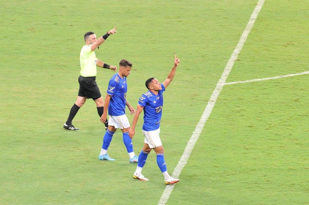 Gol de Vitor Roque, do Cruzeiro, no clssico contra o Atltico