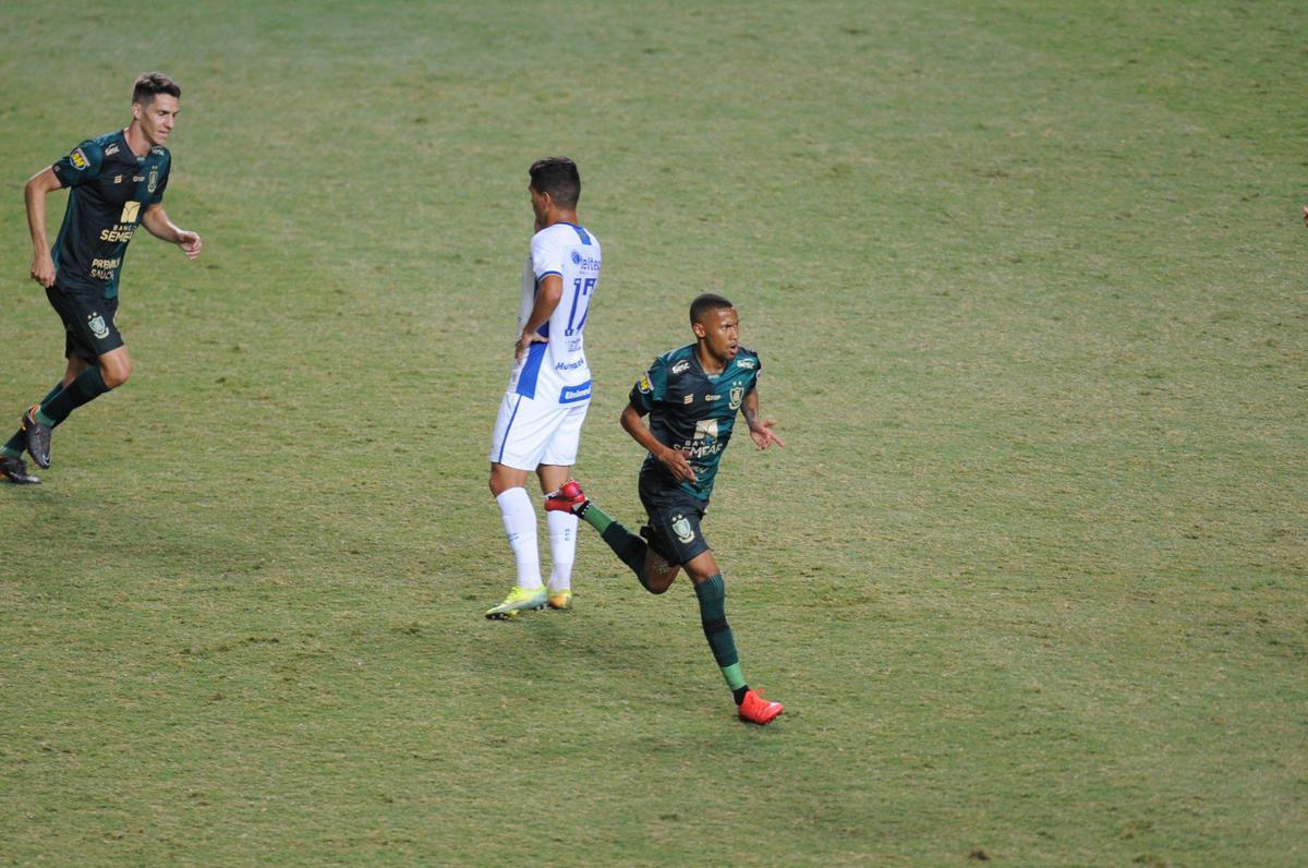 Ademir arriscou chute de fora da rea, de perna esquerda, e ampliou para o Amrica diante do Ava: 2 a 0