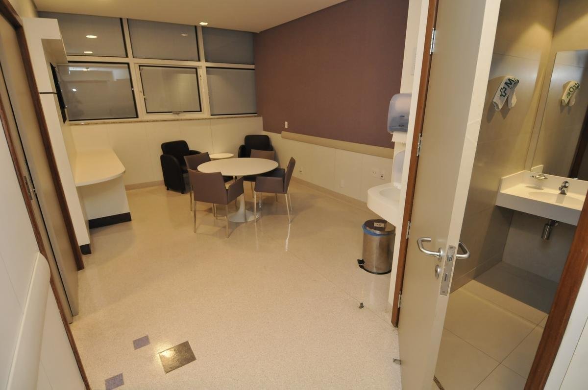 Neymar passar por cirurgia e ficar internado no Hospital Mater Dei, em Belo Horizonte. Craque do PSG e da Seleo Brasileira ser instalado no 13 andar e usufruir de sute com toda estrutura para a famlia. Na foto, a sala dos acompanhantes