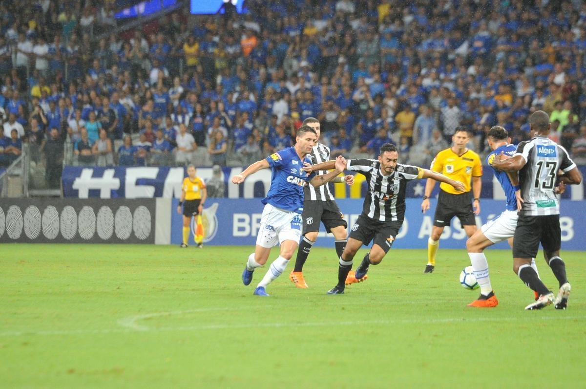 Fotos de Cruzeiro x Cear, no Mineiro, em jogo atrasado da 27 rodada do Brasileiro