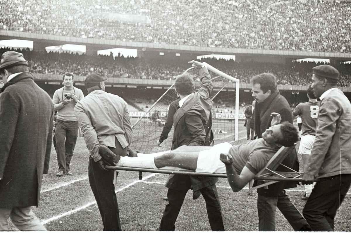 13/10/1968 - Lance da partida entre Cruzeiro e Santos, pelo Roberto, no estdio Morumbi, em So Paulo. Procpio sofre uma leso no joelho aps uma dividia de bola com Pel.