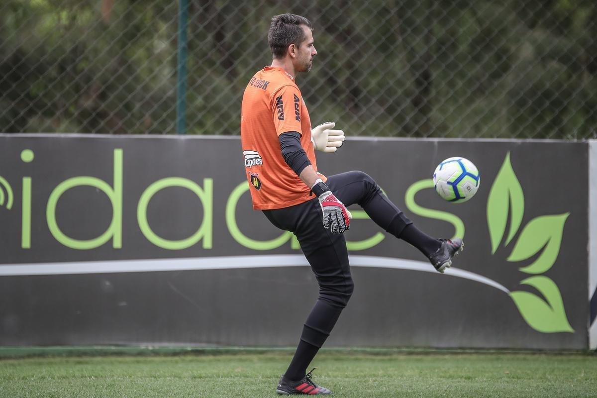 Atltico treina com Victor e Jair em campo; veja fotos