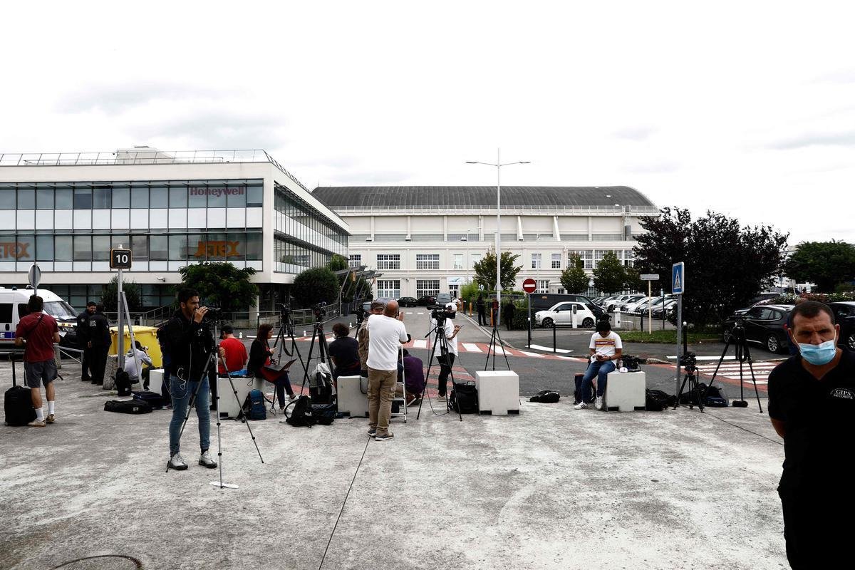 Messi embarcou para Paris para assinar com o PSG; torcedores esperam a chegada do astro argentino