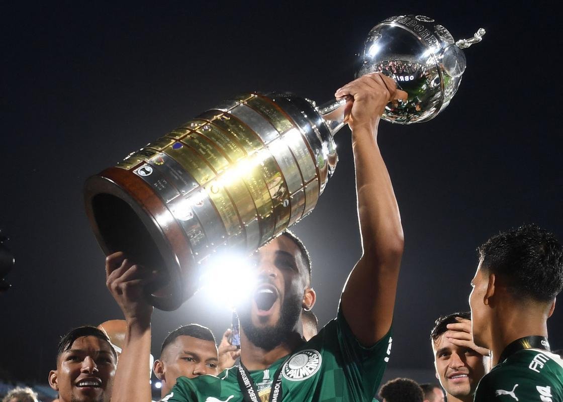 Fotos: festa dos jogadores do Palmeiras com a taa da Libertadores